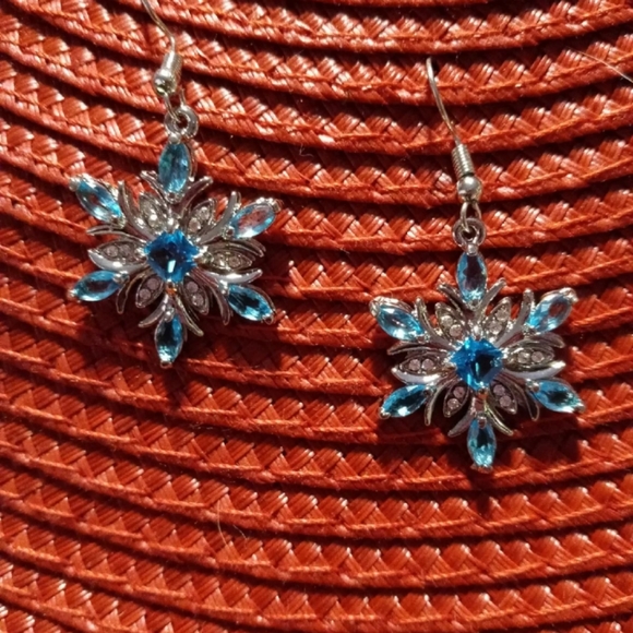 🎁Blue Crystal Snowflake Drop Earrings🎁 - Picture 6 of 7